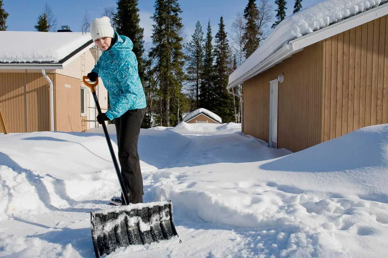 Как и чем убрать снег на участке и с крыши