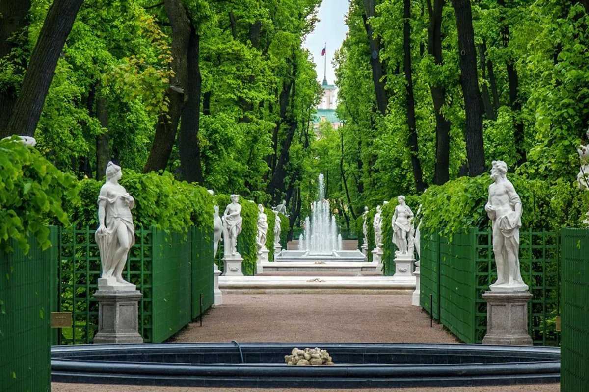 С дикими валунами фиолетовыми многолетниками и мебелью из тропического дерева