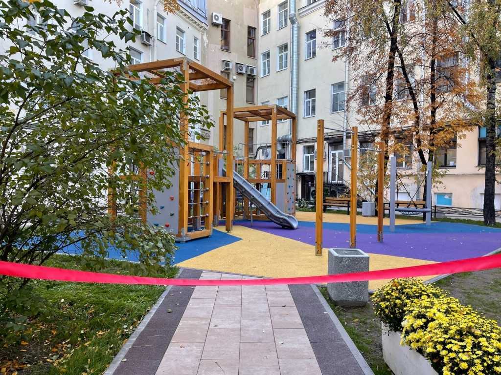 Каменный фундамент посреди двора портил весь участок, но когда его превратили в террасу с зоной отдыха – стал главным достоинством (фото до и после) | разное