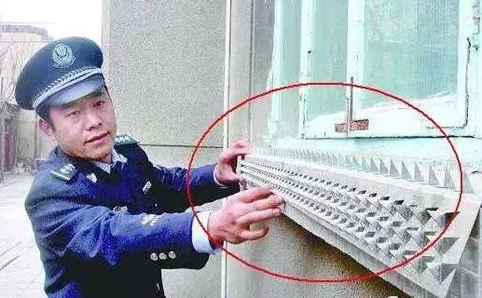 Чем закрыть окна от посторонних взглядов?
