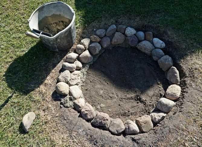 Удобное кострище из кирпича на даче своими руками