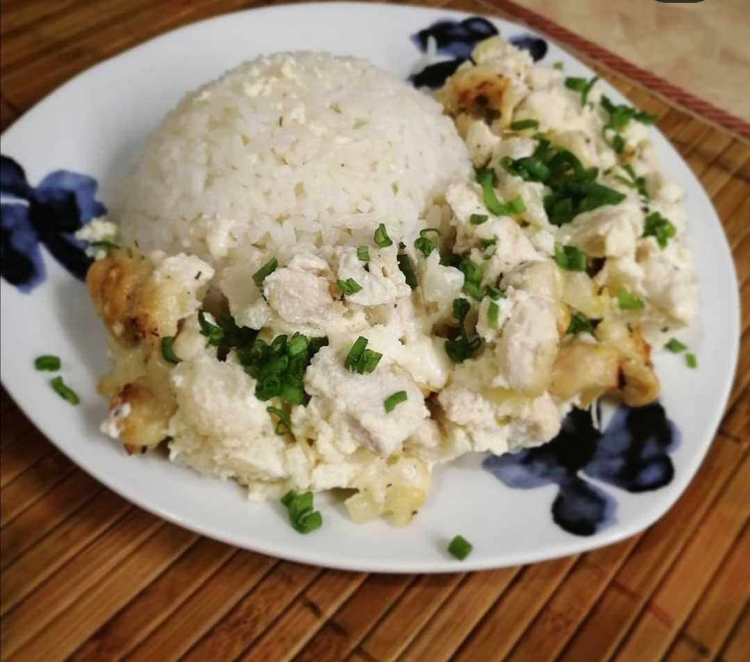 Салат из свежей (сырой) цветной капусты с чесноком и зеленью